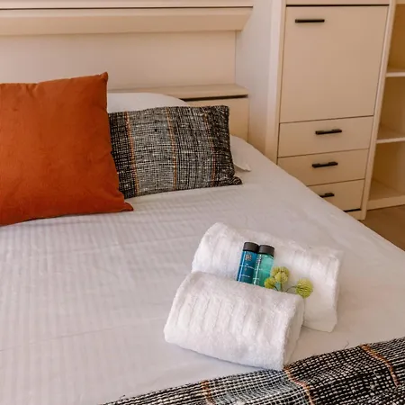 Huswell - Spacious & Modern Sea View With Garage