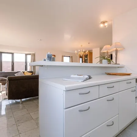 Huswell - Spacious & Modern Sea View With Garage